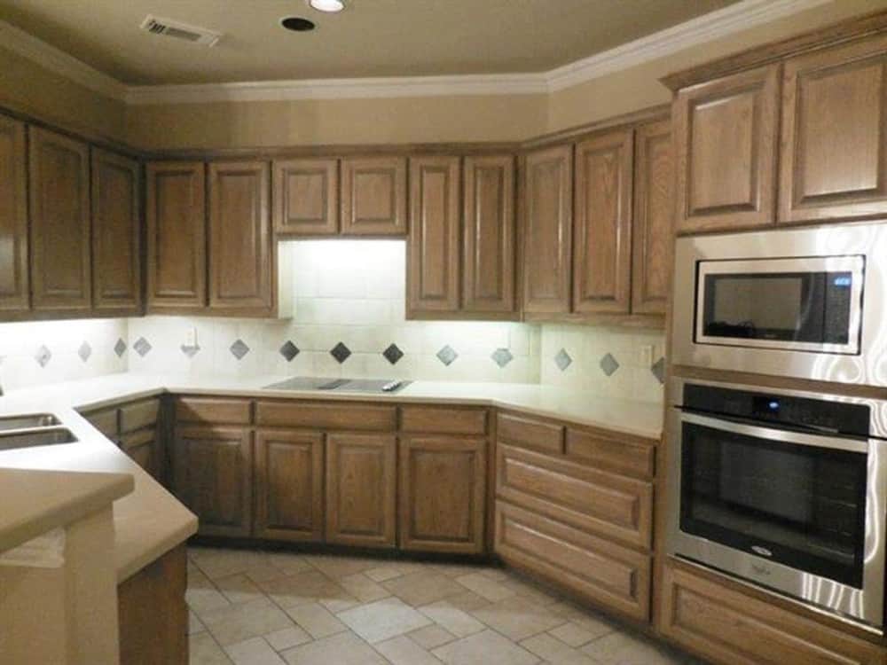 厨房配有天然木橱柜，不锈钢电器和装饰瓷砖后挡板。