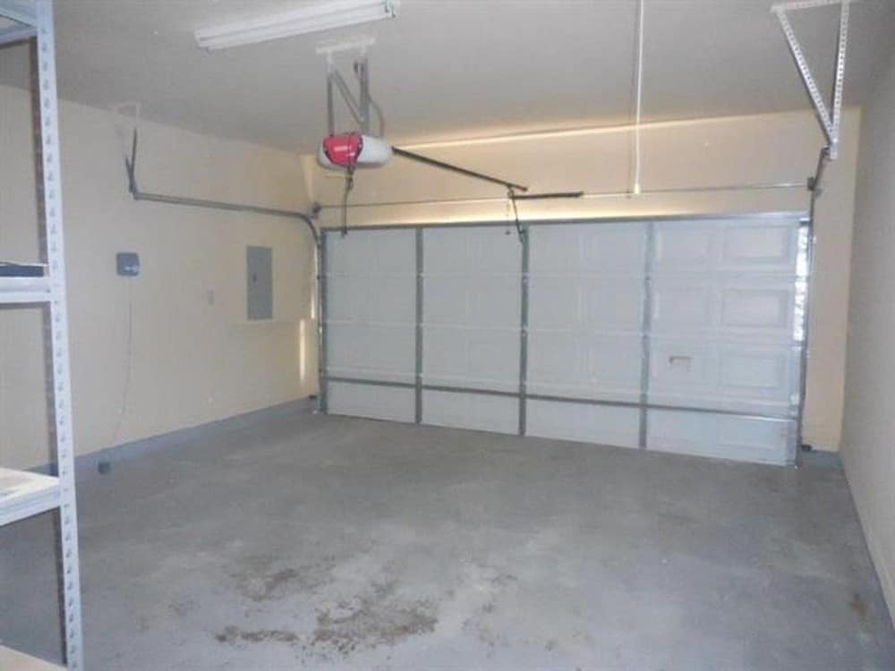 车库铺有混凝土地板，还有一个自动车库门开启器。它可以容纳两辆汽车。