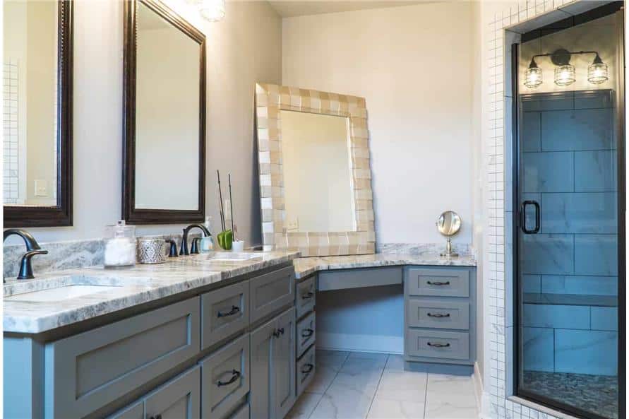 主浴室设有角落淋浴间和带有化妆台的双水槽梳妆台。