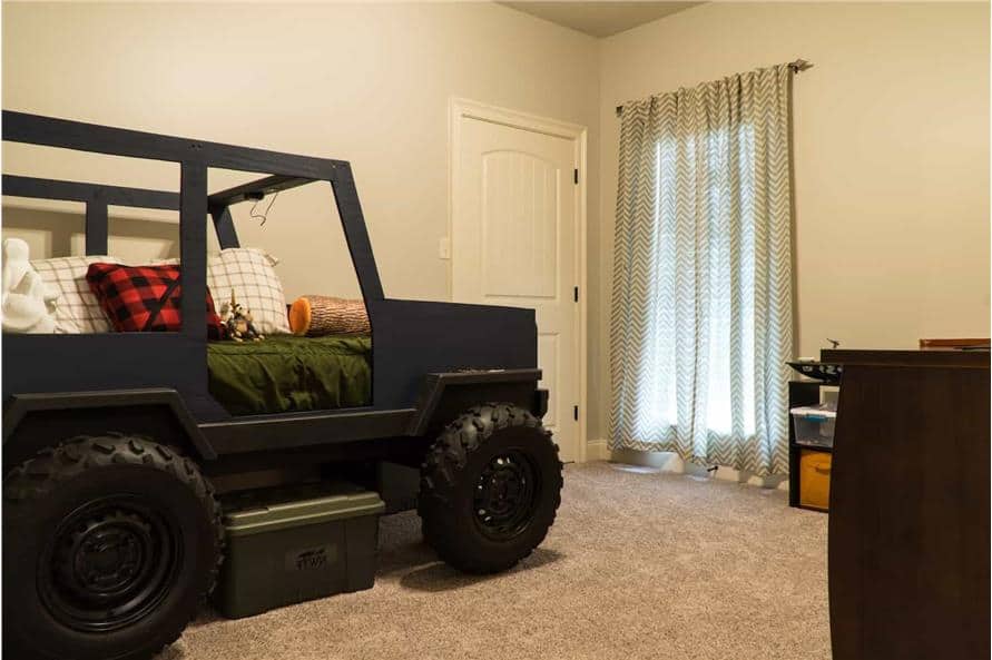 孩子的卧室，有一张木桌，地毯地板上有一张定制的车床。