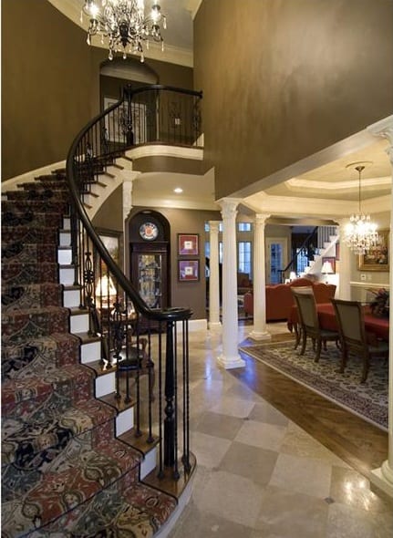 从楼梯走几步就是装饰柱子的正式餐厅。