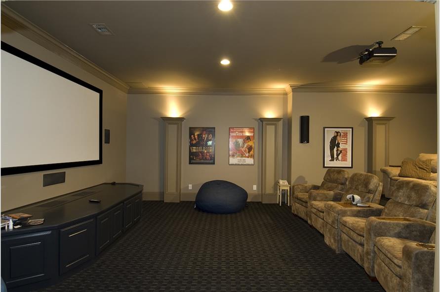 媒体室铺着地毯地板，棕色躺椅，一个豆袋，灰褐色的墙壁上装饰着装裱好的海报。