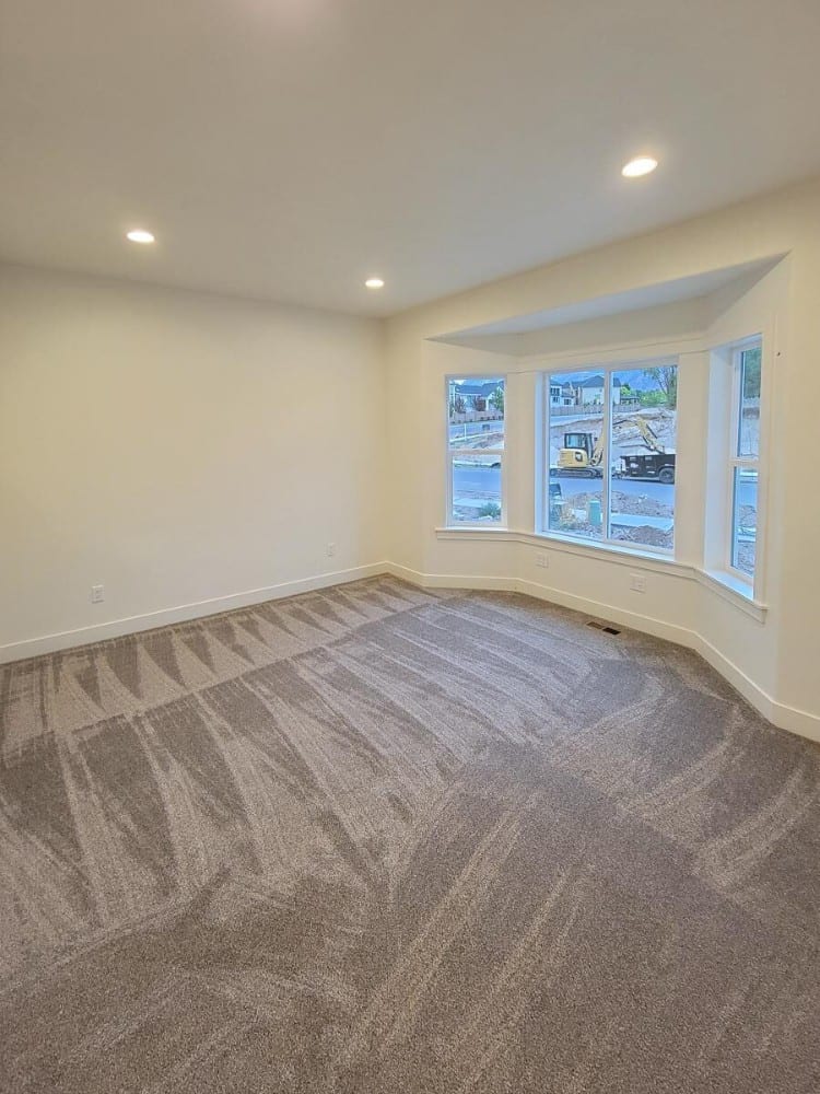 带有地毯地板和凸窗的家庭办公室，邀请自然光进入。