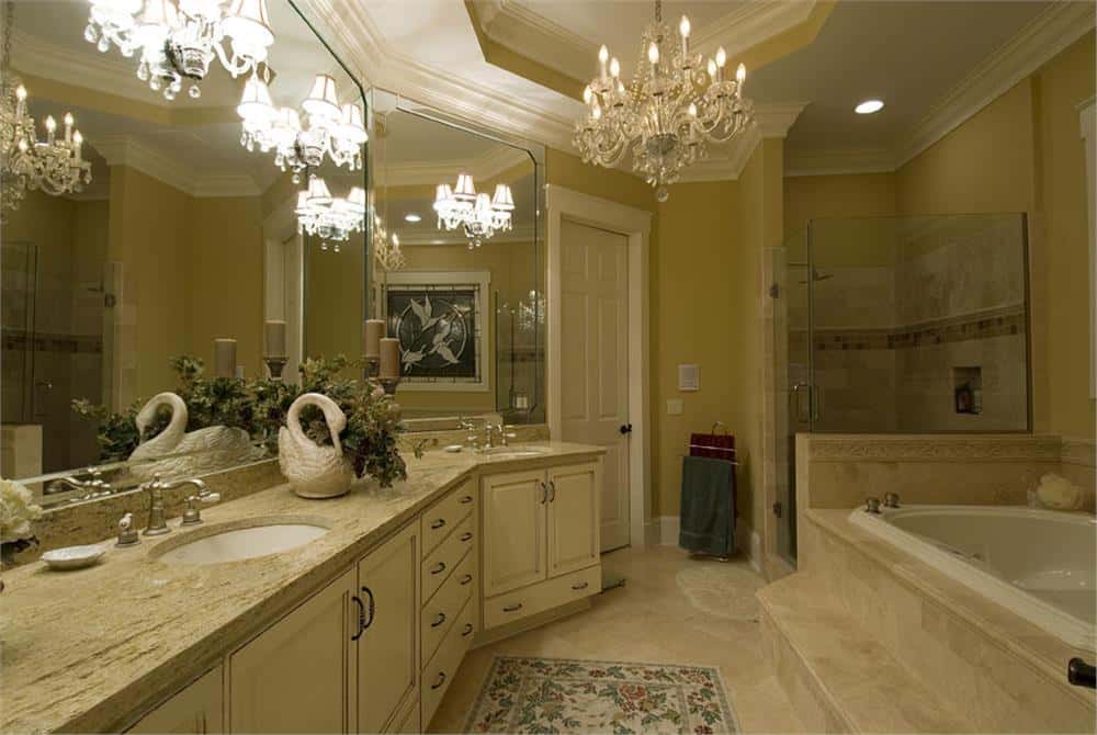主浴室有一个双洗手池梳妆台，一个深泡浴缸，和一个步入式淋浴。它由一盏串珠吊灯和固定在大镜子上的水晶烛台照亮。