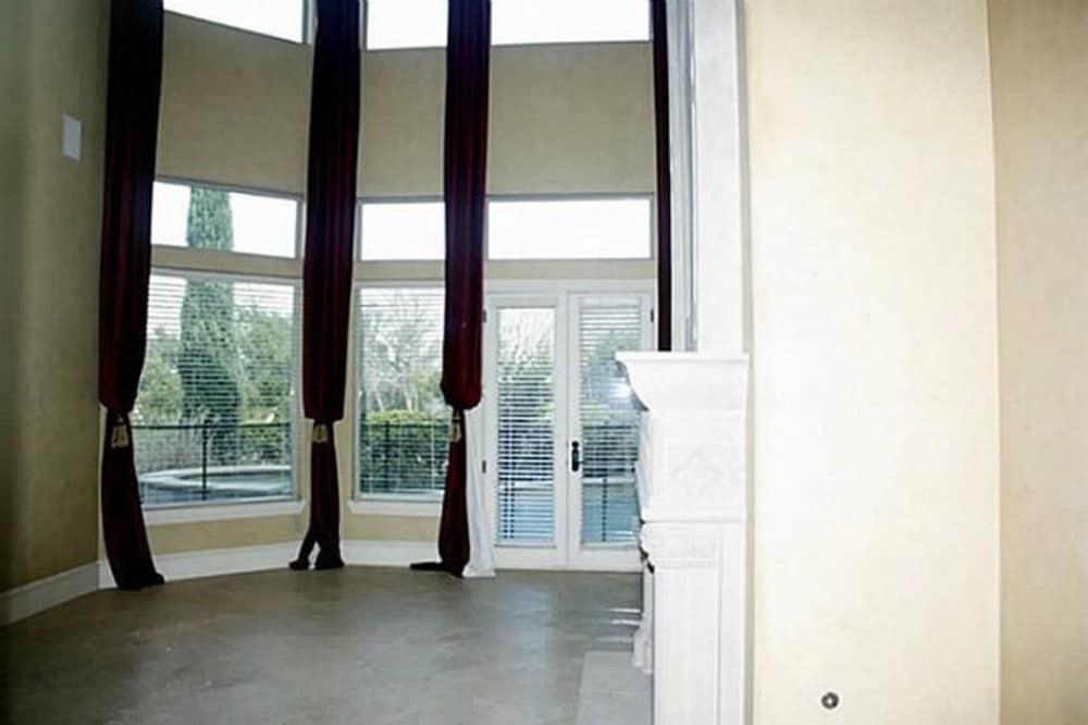 铺着深色窗帘的大窗户使家庭活动室充满了自然光。