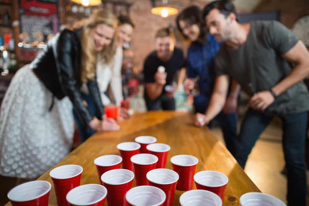 一群朋友在玩啤酒乒乓球。
