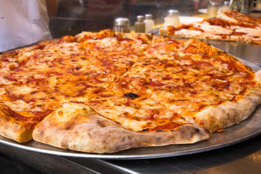 这是正宗的纽约式披萨。