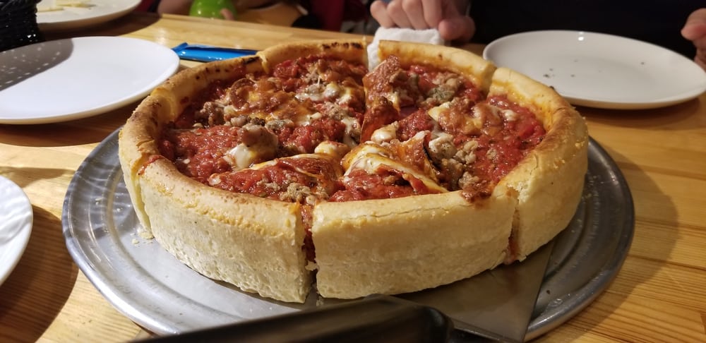 这是桌上的深盘芝加哥式披萨。