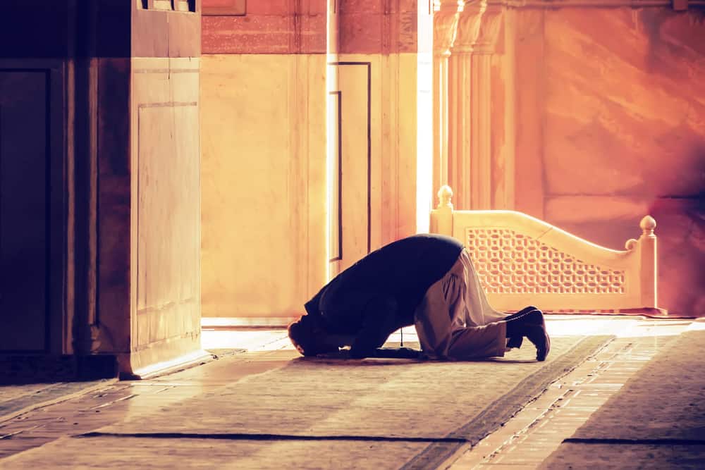 这是一位穆斯林男子在虔诚地祈祷。