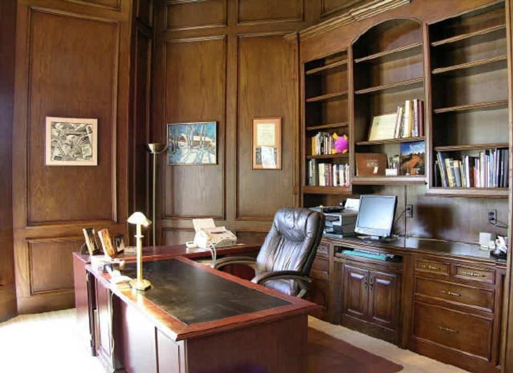 这间书房里有镶木板的墙壁、嵌壁式橱柜和书架，还有一张木桌和一把皮革转椅。