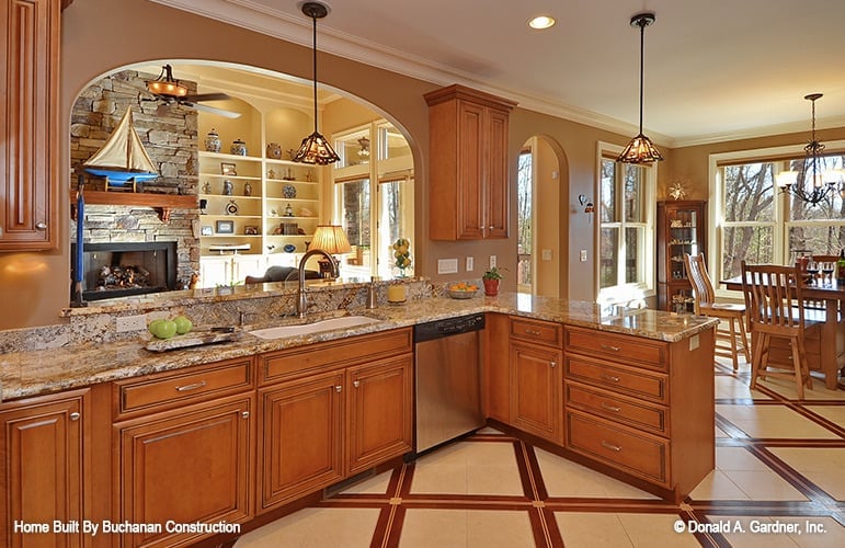 厨房里有一个广泛的大房间和一个明亮的早餐角落。
