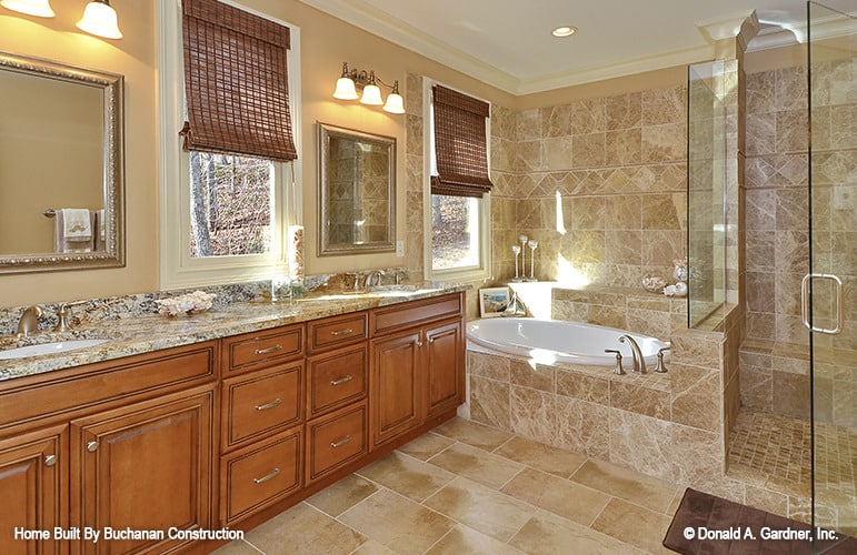 主浴室浏览淋浴,dropin浴缸,和一个大木虚荣配备双水槽,错综复杂的镜子,和温暖的玻璃烛台上。