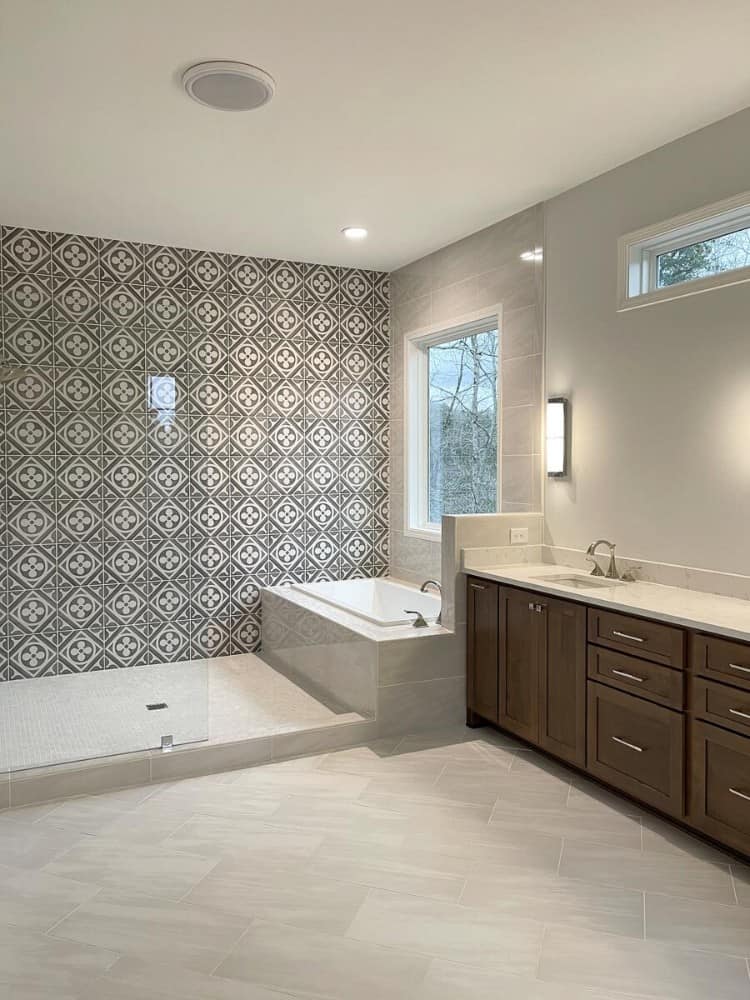 主浴室配备了大型木化洗手盆，一个步入式淋浴和一个带有图片窗户的浸入浴缸。