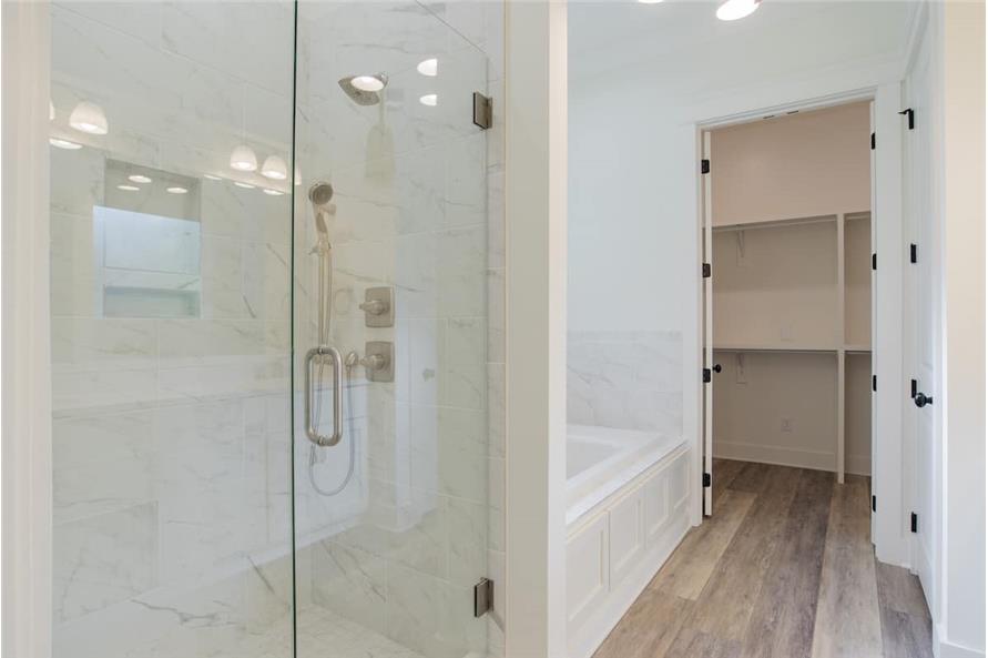 主浴室包括一间可入式浴缸和一间步入式淋浴间，淋浴间的墙壁是大理石瓷砖，并安装了镀铬的固定装置。
