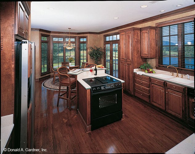 厨房配备了天然木质橱柜，一个烹饪岛，不锈钢电器，双水槽，和毗邻的早餐角落，由飘窗照明。