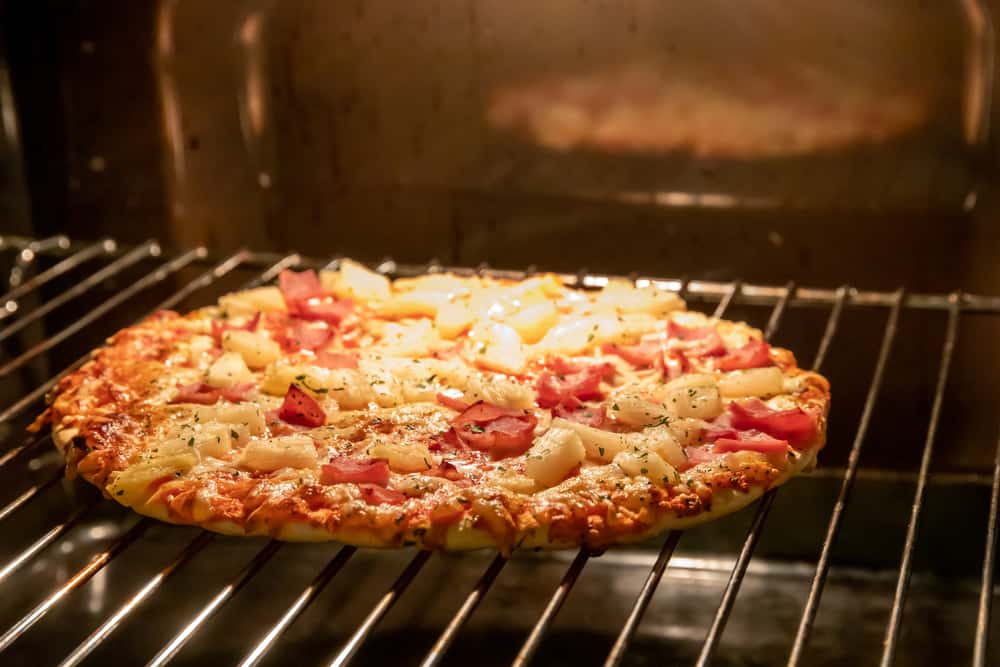 这是电烤箱里的冷冻披萨。