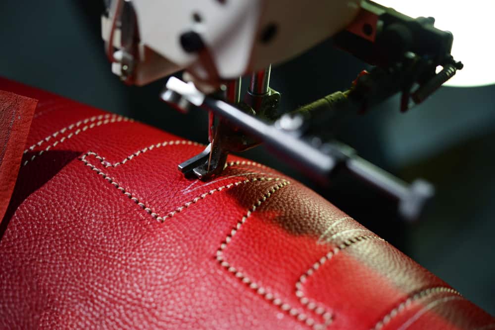 这是一件用缝纫机缝制的红色皮革制品。