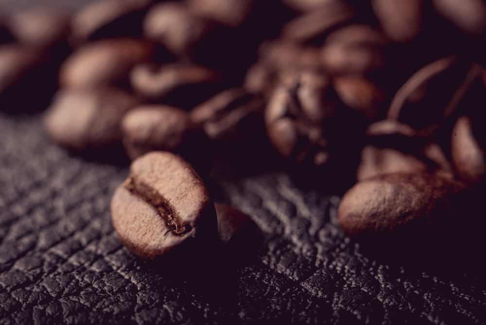 这是一块皮革上的咖啡豆。