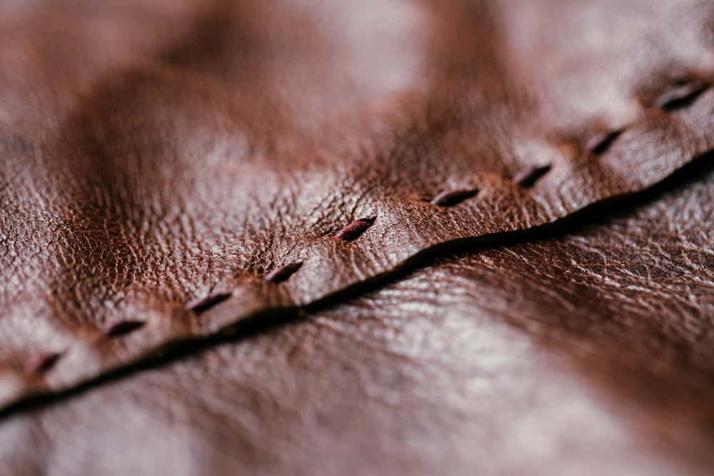 这是一件手工缝制的棕色皮革。
