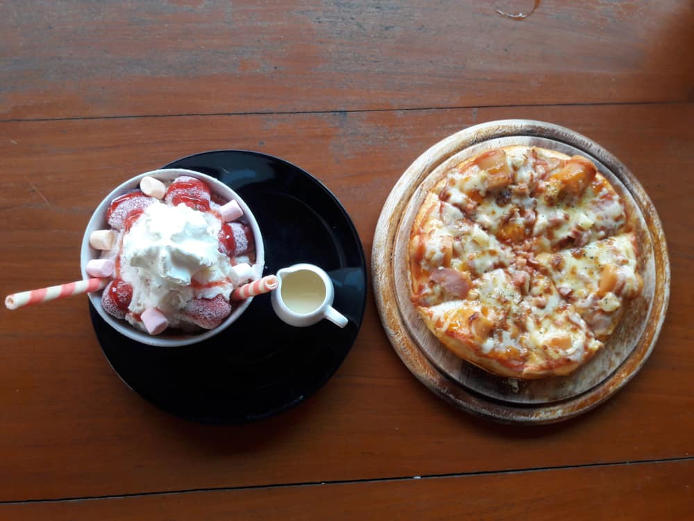 这是一个小披萨和一碗草莓冰淇淋。