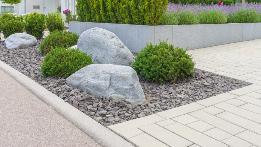 花园中用于美化景观的巨石