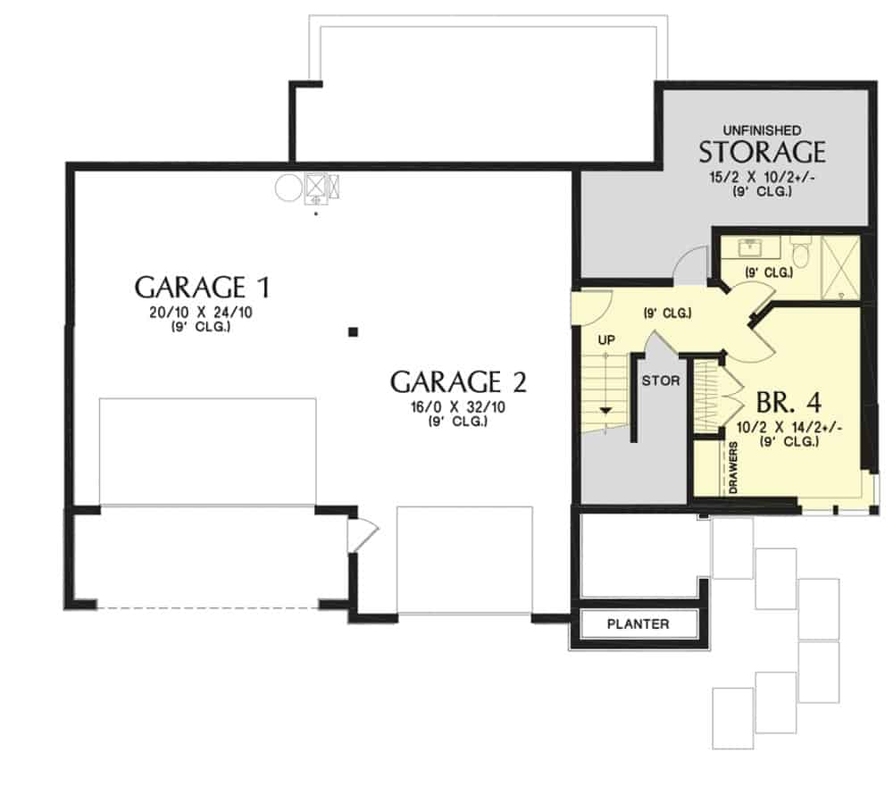 低层平面图有一间卧室，一间完整的浴室和两个车库。