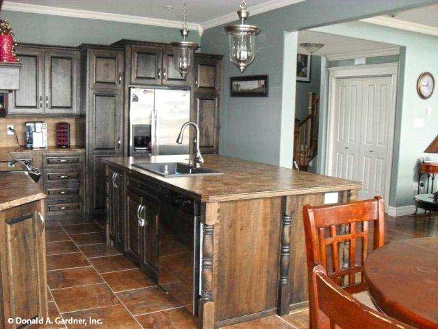 厨房里有天然木橱柜、不锈钢电器，还有一个配备洗碗机和水槽的大岛台。