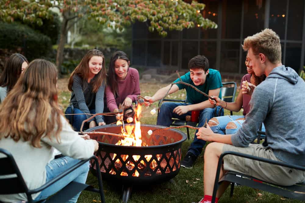 这些是朋友们围坐在火坑里烤棉花糖。