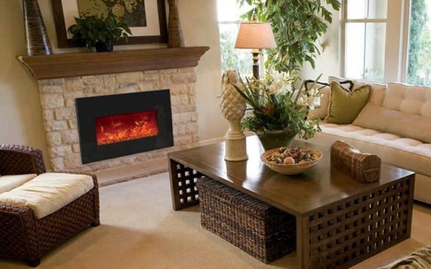 这是一个靠近带壁炉和时尚的木制咖啡桌的客厅。