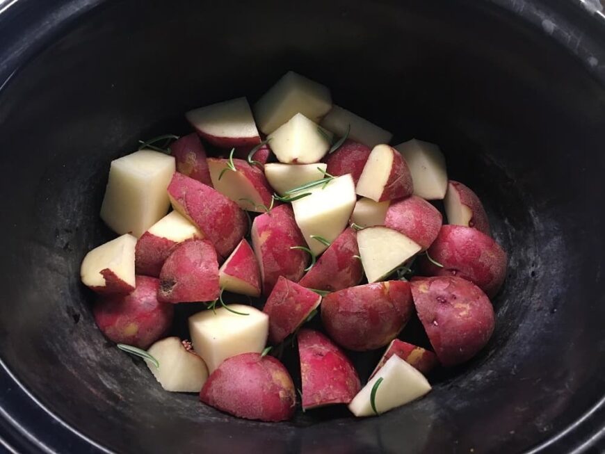 红土豆洗净切丁。