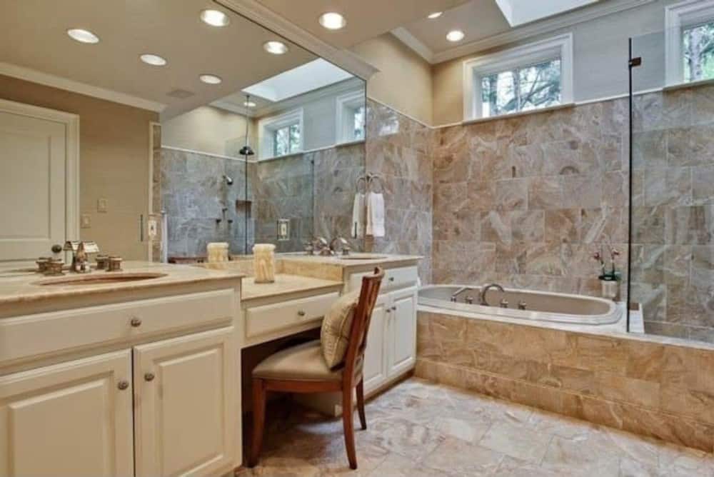 主浴室有一个落地式浴缸，一个步入式淋浴，化妆台两侧有两个梳妆台。