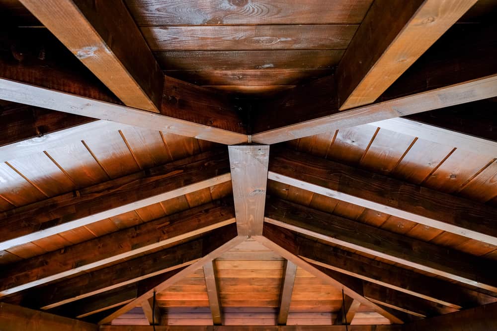 这些是橡木制成的坚固的天花板横梁。