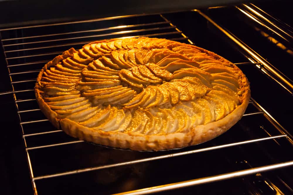 这是烤箱里的苹果派。
