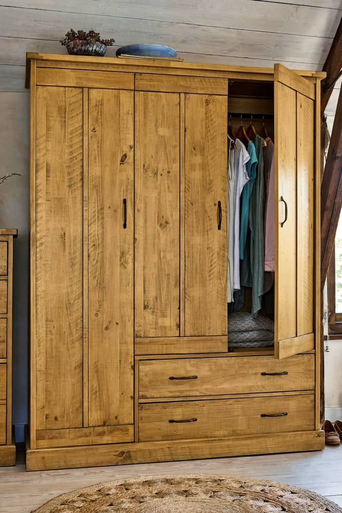 这是一个用山毛榉木做的大木制衣柜。