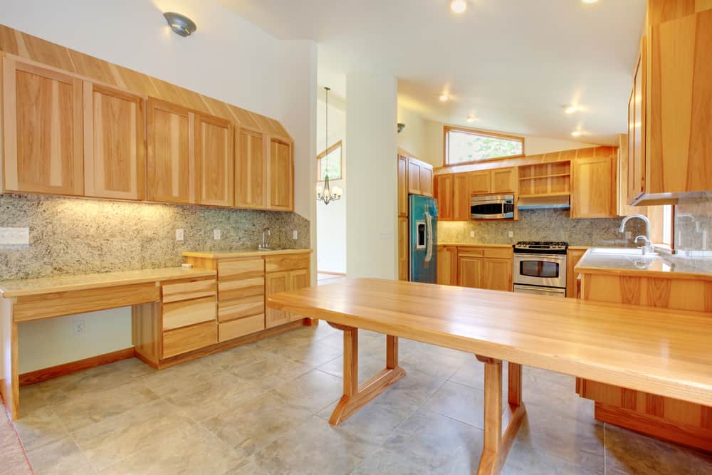 这是一个厨房,白桦木材橱柜。