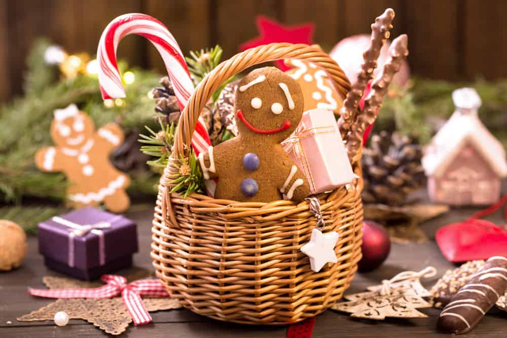圣诞礼物篮里有姜饼、拐杖糖、椒盐脆饼和圣诞装饰品。