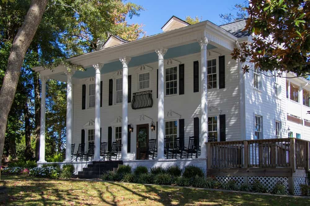 这栋1888年的房子，是一座经过修复的殖民复兴式住宅，靠近乔治亚州达洛内加的公共广场。