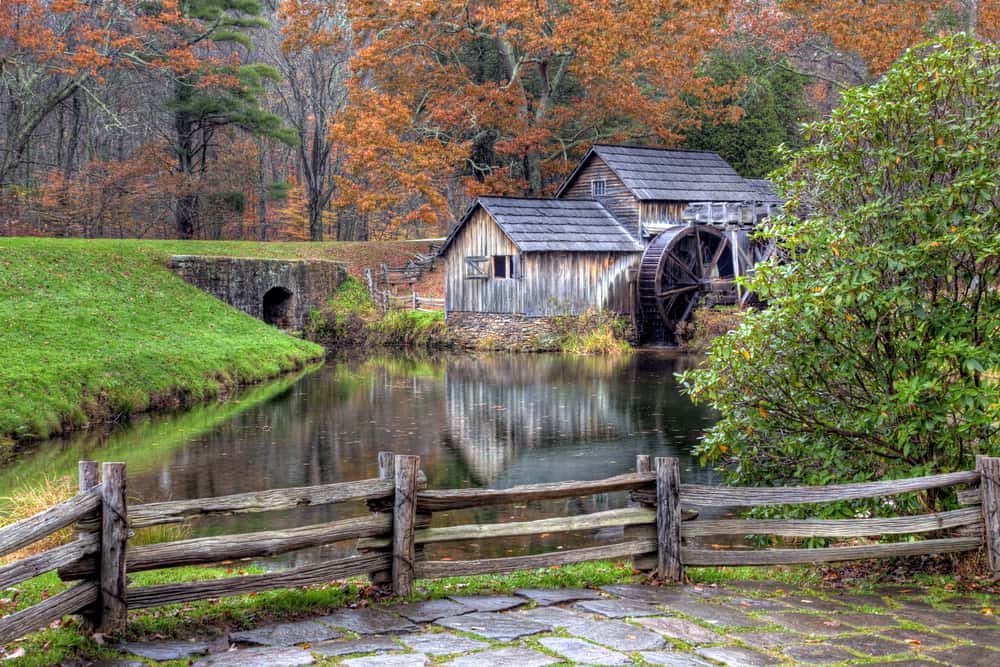 弗吉尼亚的Mabry磨坊在秋天的蓝岭公园路上。