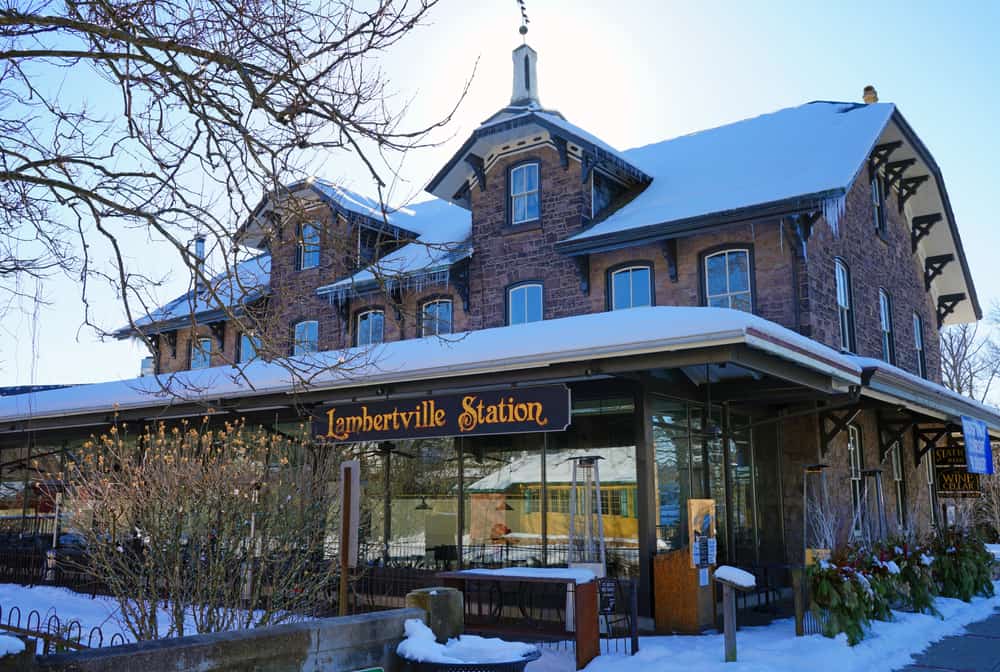 新泽西州历史小镇兰伯特维尔的冬季景观。