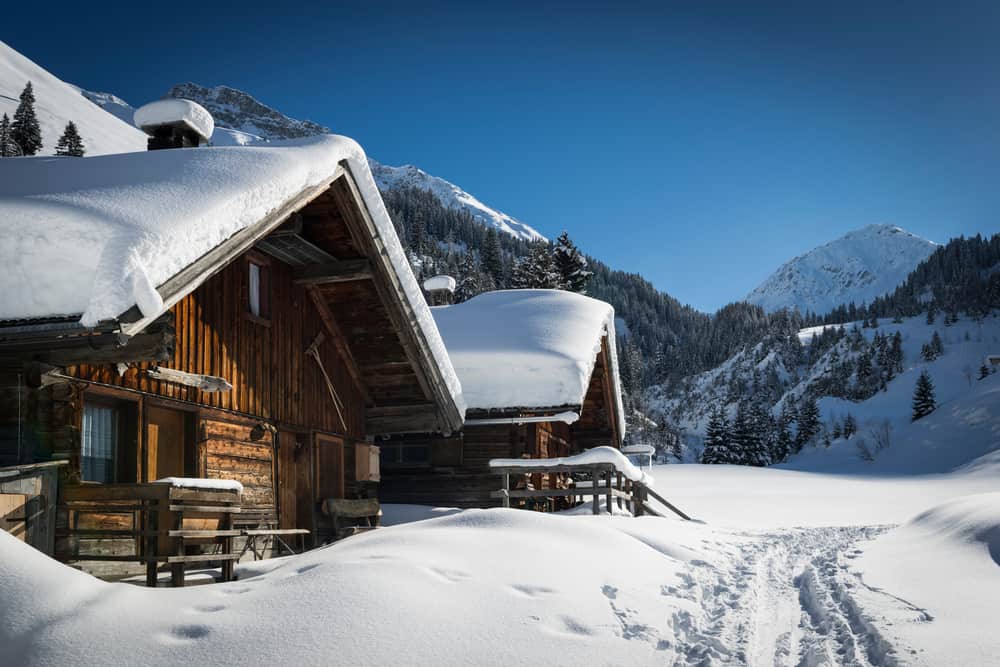山上的小木屋被白雪覆盖。