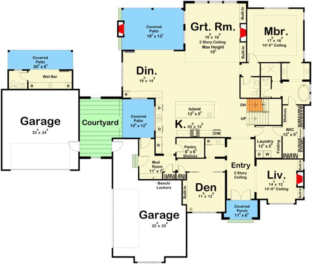 现代两层5卧室小屋的主平面平面图，设有门厅，客厅，厨房，用餐区，大房间，主套房和通往车库的储藏室。