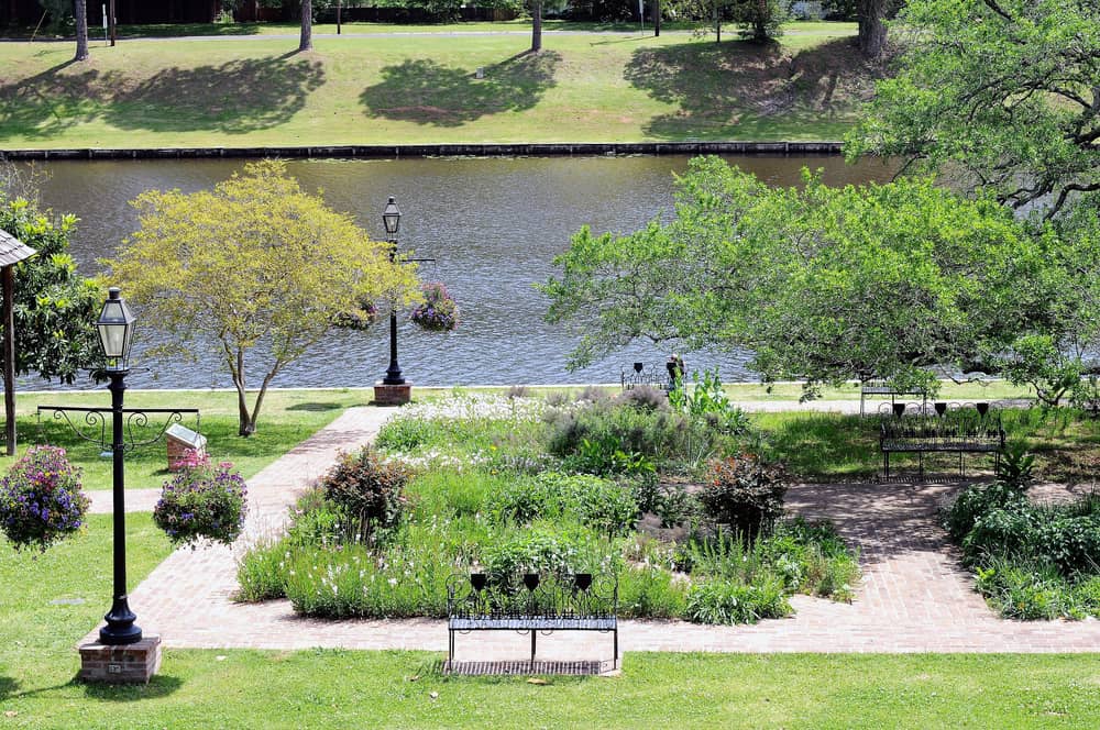 路易斯安那州历史悠久的纳奇托什市中心公园，坐落在凯恩河湖畔。