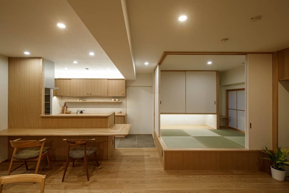 厨房室内设计混合浅棕色口音的复制空间，家具，柜台，电器和厨具。