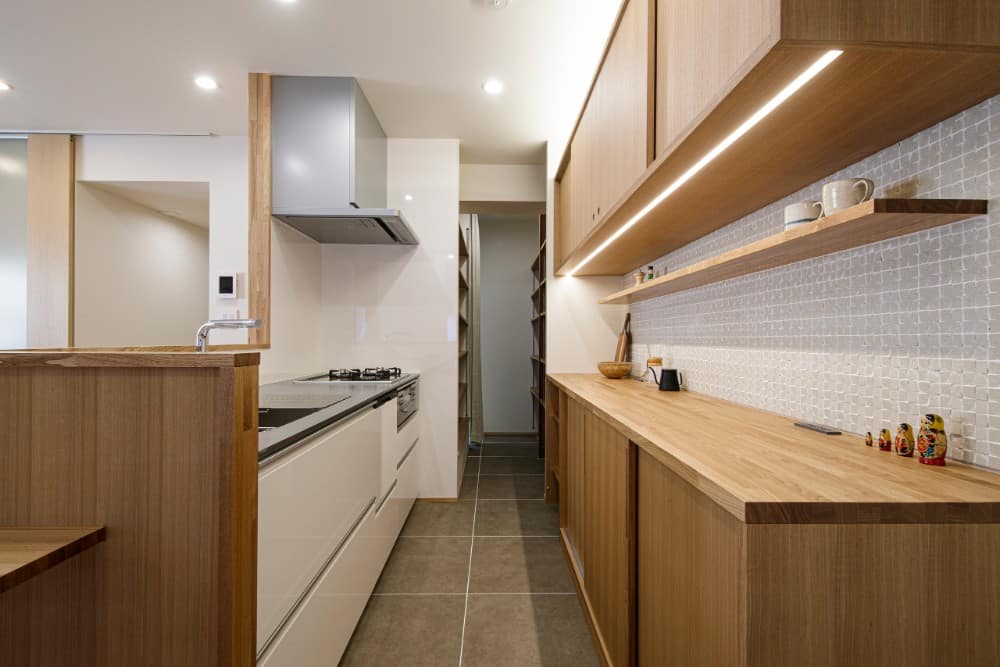 Kiba风格的小厨房由木制橱柜和台面组成。