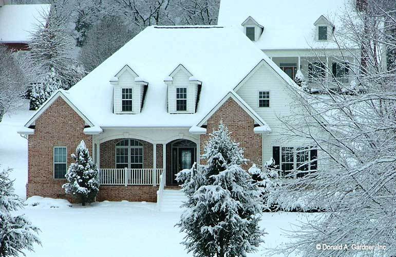 冬天的房子展示了它的红砖外观，在白色的环境中脱颖而出。