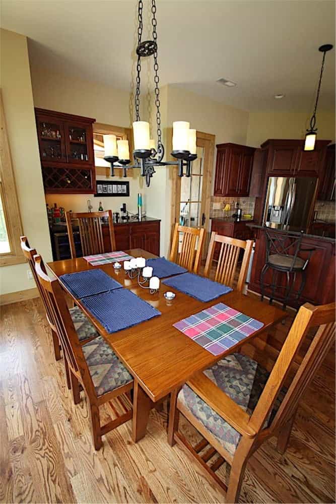 用餐区有一张木制餐桌和硬木地板上的软垫椅子。