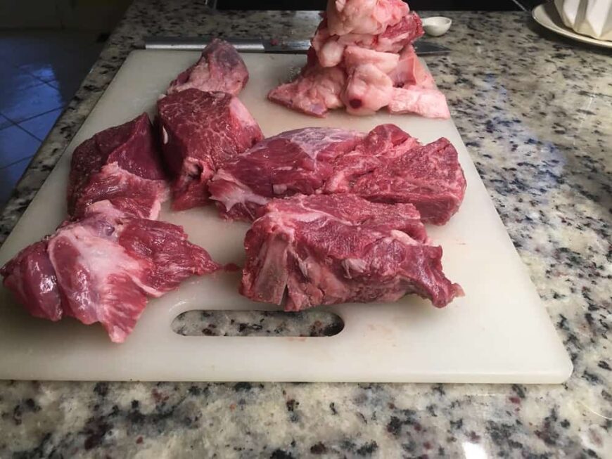 这块烤肉被切成六等份。