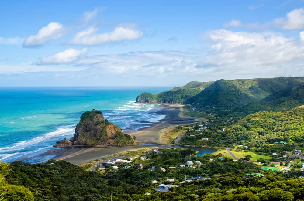 新西兰奥克兰皮哈海滩的鸟瞰图。