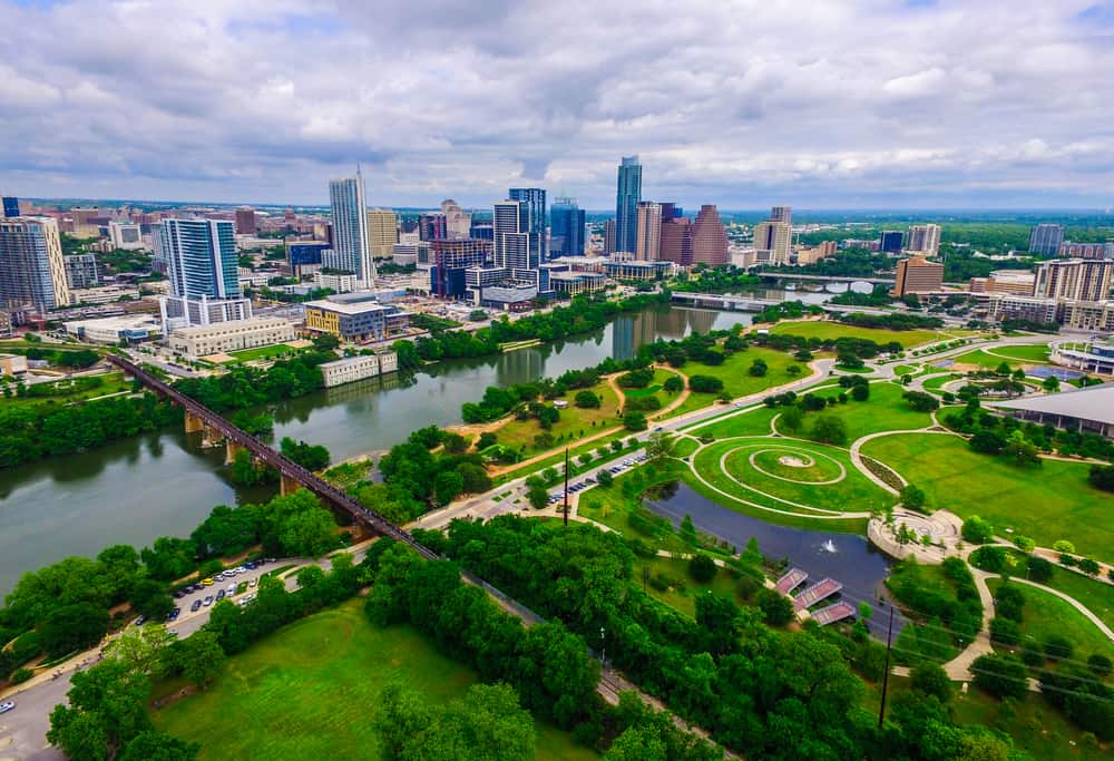 奥斯汀的绿色景观和建筑鸟瞰图。德克萨斯州。