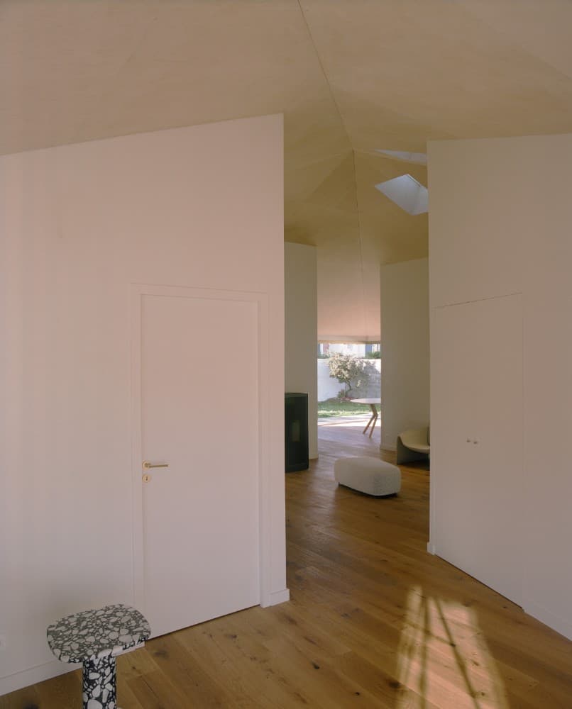 从走廊到白色风格的客厅的内部视图。